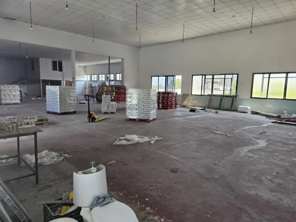 Tirane, jepet me qera magazine Kati 2, 1.000 m² 3.000 € (Kombinat)