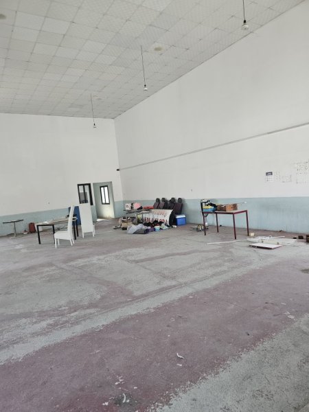 Tirane, jepet me qera magazine Kati 2, 1.000 m² 3.000 € (Kombinat)