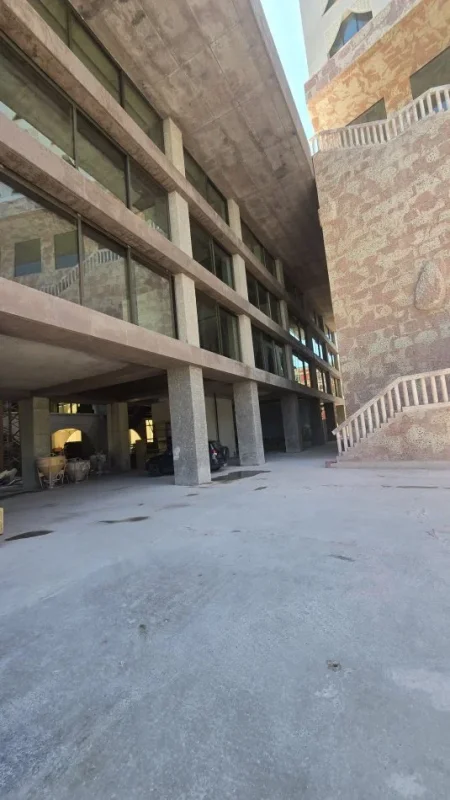 Tirane, shitet ambjent tregtar dyqan Kati 2, 148 m² 1 € (Te sahati)