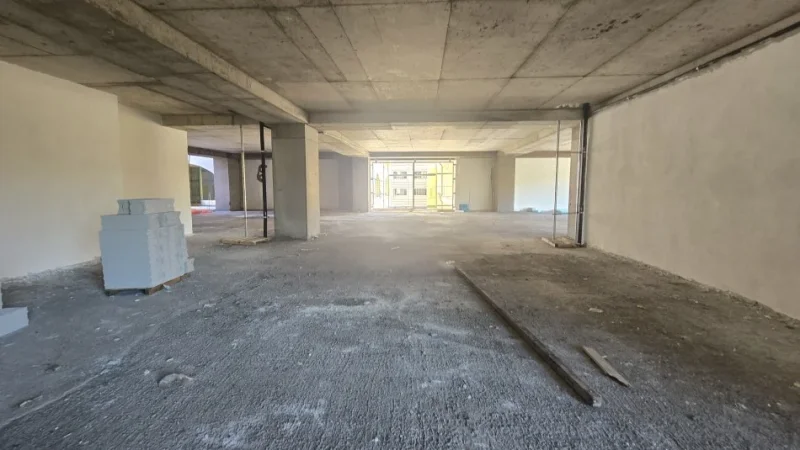 Tirane, shitet ambjent tregtar dyqan Kati 2, 148 m² 1 € (Te sahati)