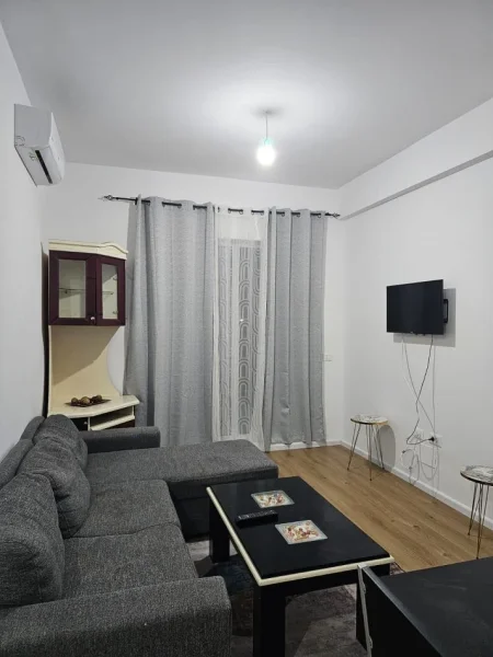 Tirane, jepet me qera apartament 1+1 Kati 7, 400 € 