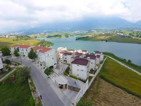 Tirane, shitet toke , 1.300 m² 182.000 € 