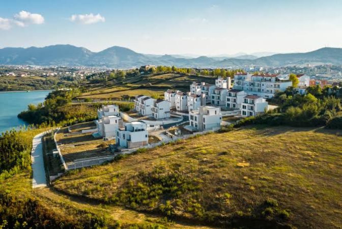 Tirane, shitet toke , 1.300 m² 182.000 € 