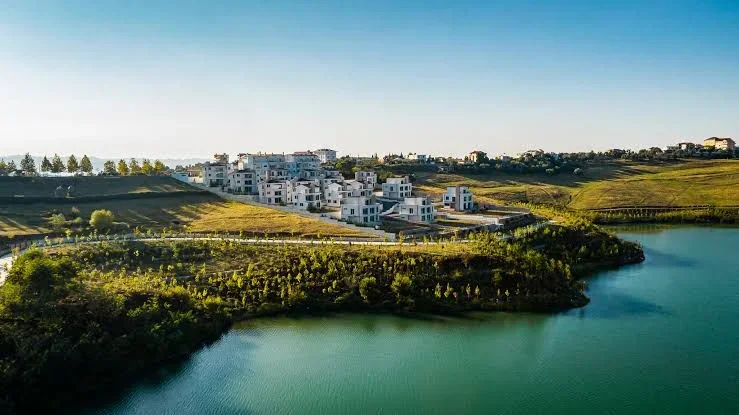 Tirane, shitet toke , 1.300 m² 182.000 € 