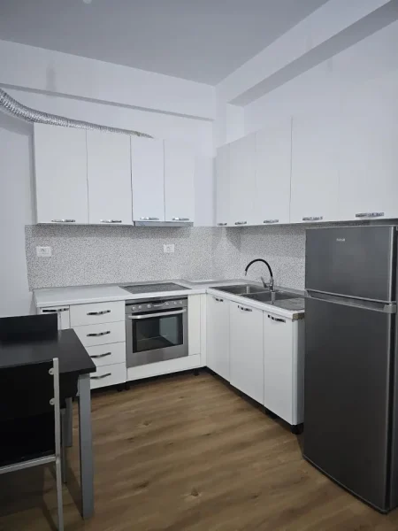 Tirane, jepet me qera apartament 1+1 Kati 7, 400 € 