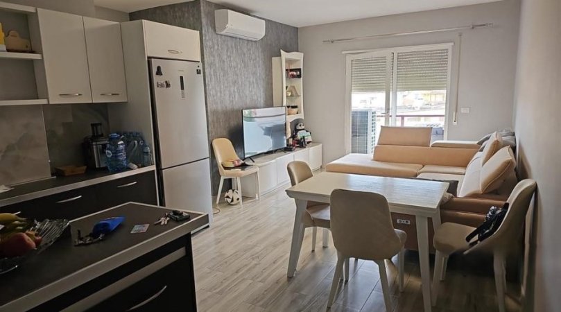Tirane, jepet me qera apartament 2+1+Aneks+Ballkon Kati 3, 77 m² 640 € 