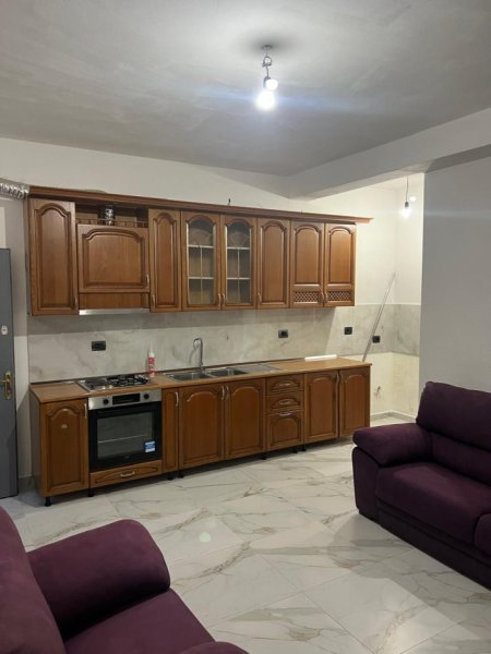 Tirane, jepet me qera apartament 1+1 Kati 1, 300 € 