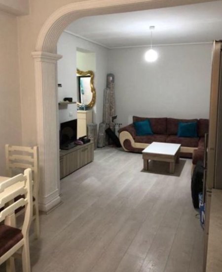 Tirane, jepet me qera apartament 1+1 Kati 3, 70 m² 500 € (VASIL SHANTO)