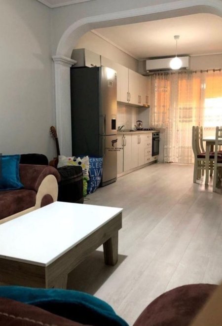 Tirane, jepet me qera apartament 1+1 Kati 3, 70 m² 500 € (VASIL SHANTO)