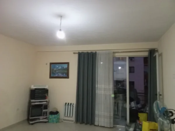 Tirane, jepet me qera apartament 2+1+Ballkon Kati 4, 96 m² 350 € (Yzberisht)