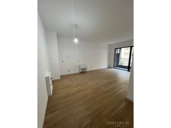 Tirane, jepet me qera zyre Kati 1, 70 m² 700 € (Komuna e Parisit)