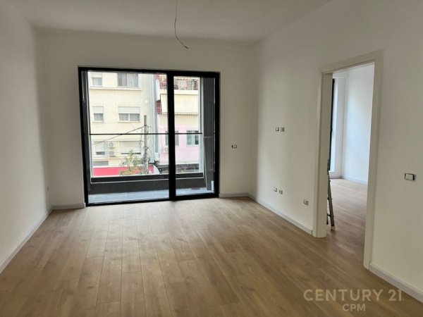 Tirane, jepet me qera zyre Kati 1, 70 m² 700 € (Komuna e Parisit)