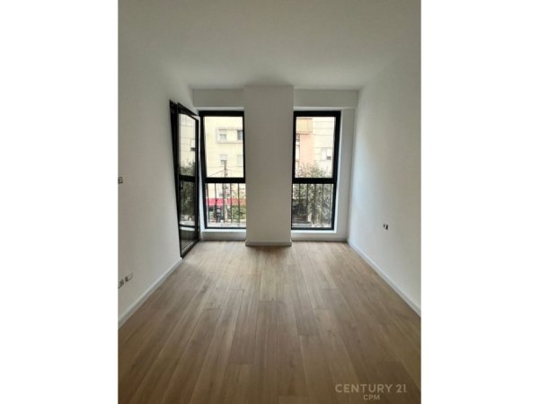 Tirane, jepet me qera zyre Kati 1, 70 m² 700 € (Komuna e Parisit)