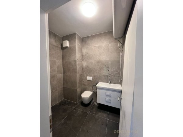 Tirane, jepet me qera zyre Kati 1, 70 m² 700 € (Komuna e Parisit)
