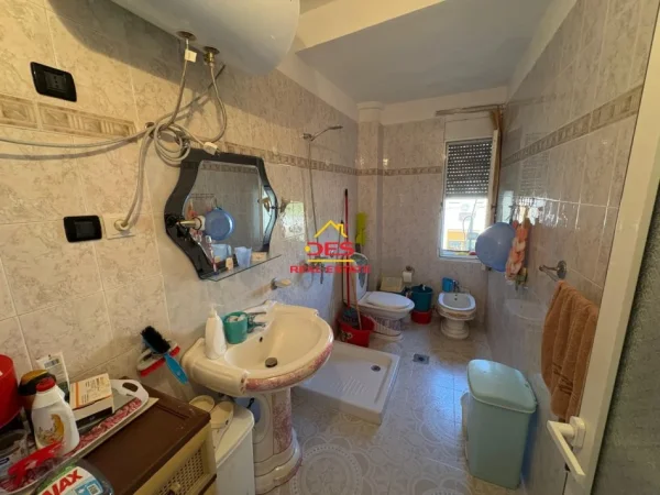 Vlore, shitet apartament 2+1+Ballkon Kati 2, 75 m² 75.000 € (Rruga Enver Jaho)