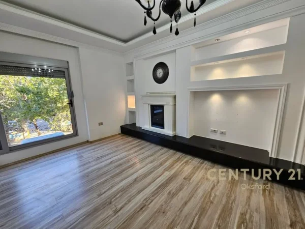 Tirane, jap me qera ambjent biznesi Kati 1, 84 m² 650 € (Xhamlliku)