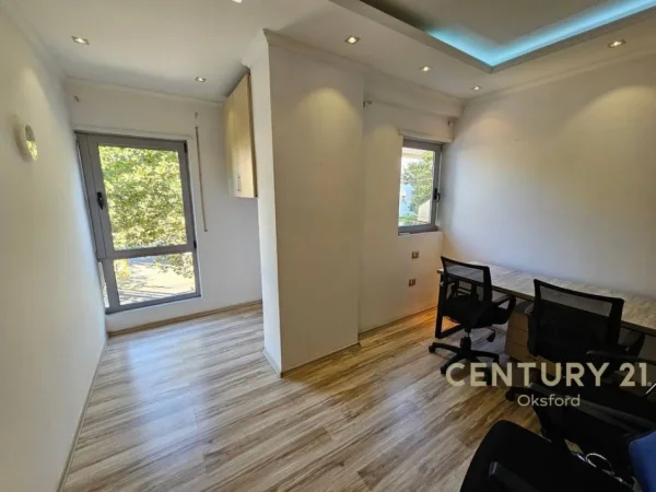 Tirane, jap me qera ambjent biznesi Kati 1, 84 m² 650 € (Xhamlliku)