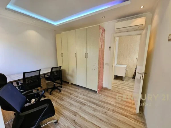 Tirane, jap me qera ambjent biznesi Kati 1, 84 m² 650 € (Xhamlliku)