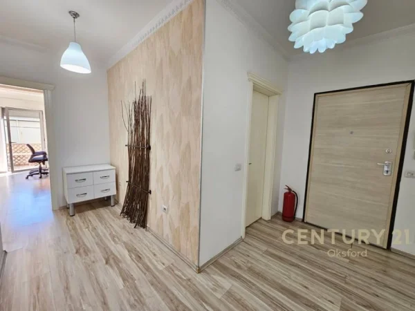 Tirane, jap me qera ambjent biznesi Kati 1, 84 m² 650 € (Xhamlliku)