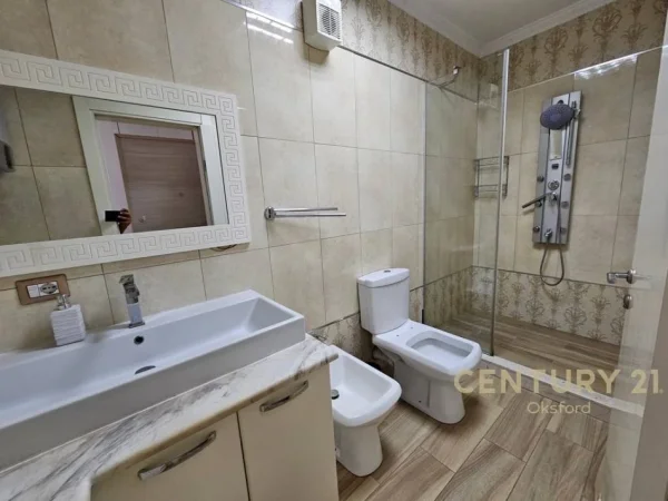 Tirane, jap me qera ambjent biznesi Kati 1, 84 m² 650 € (Xhamlliku)