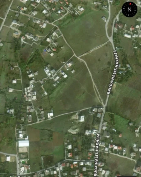 Tirane, shitet toke , 690 m² (Rruga Halit Haxhija)