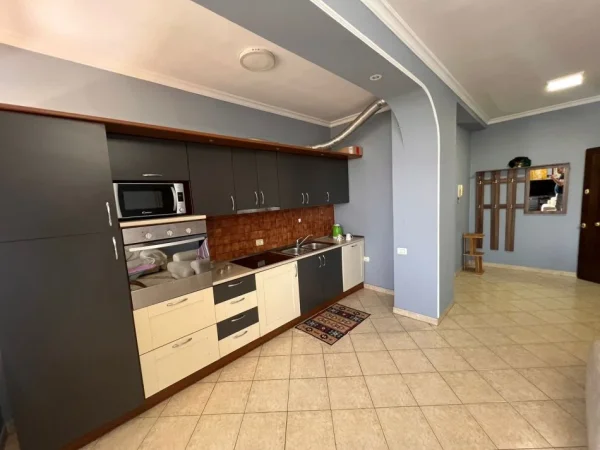 Tirane, jepet me qera apartament 2+1 Kati 10, 115 m² 1.200 € (Qender)