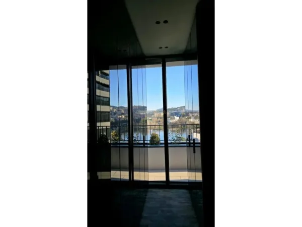 Tirane, jepet me qera apartament 3+1 Kati 7, 165 m² 2.500 € (Lake View)