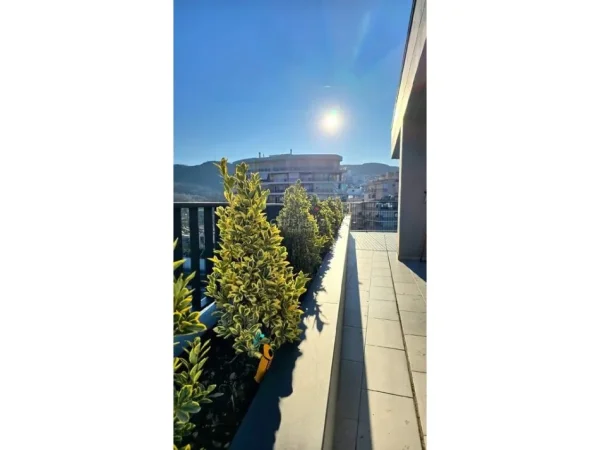 Tirane, jepet me qera apartament 3+1 Kati 7, 165 m² 2.500 € (Lake View)