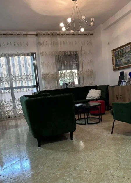 Tirane, jepet me qera apartament 2+1 Kati 4, 750 m² 750 € (KOMUNA E PARISIT)