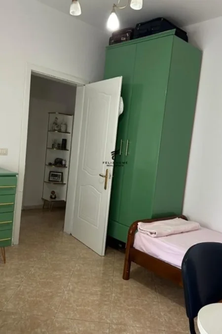 Tirane, jepet me qera apartament 2+1 Kati 4, 750 m² 750 € (KOMUNA E PARISIT)