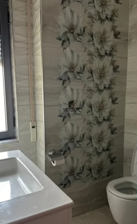 Tirane, jepet me qera apartament 2+1 Kati 4, 750 m² 750 € (KOMUNA E PARISIT)