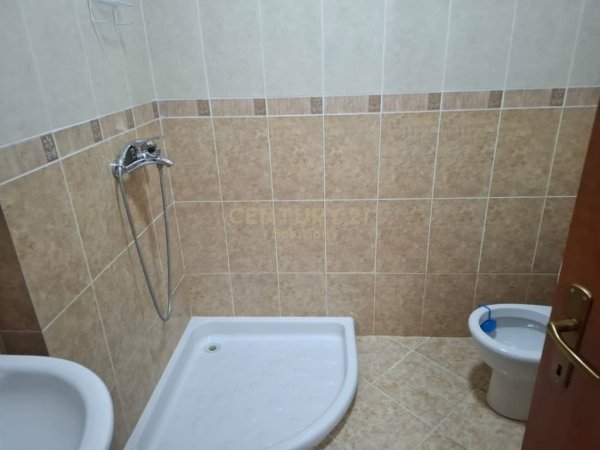 Tirane, jepet me qera apartament 2+1+Ballkon Kati 3, 126 m² 650 € (Sol117980)