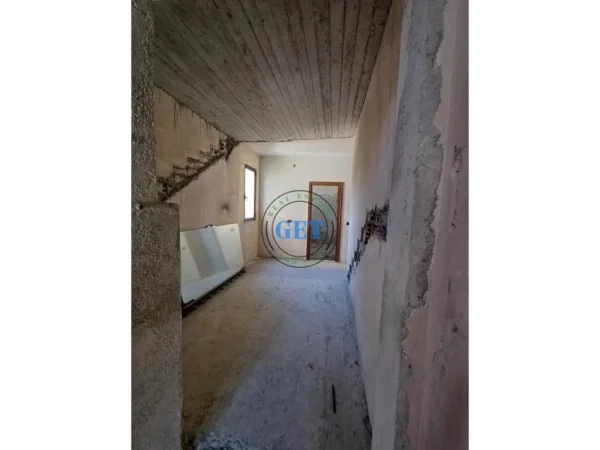 Durres, shitet shtepi Kati 3, 351 m² 130.000 € (Rruga Aleksander Goga)