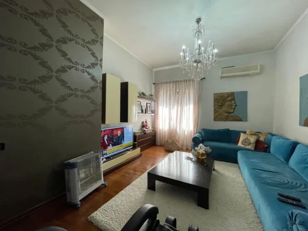 Tirane, jepet me qera apartament 2+1+Ballkon Kati 2, 300 m² 1.300 € (Qender)