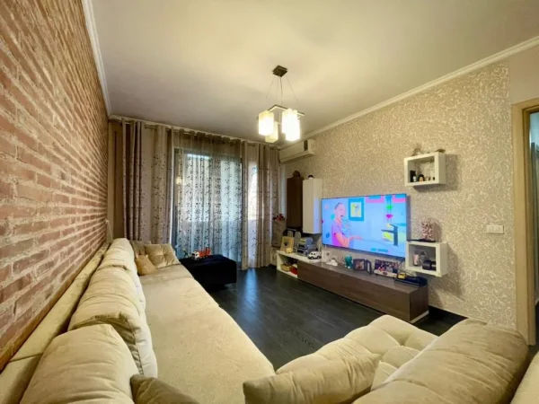 Tirane, jepet me qera apartament 2+1+Aneks+Ballkon Kati 3, 105 m² 850 € (Don Bosko)