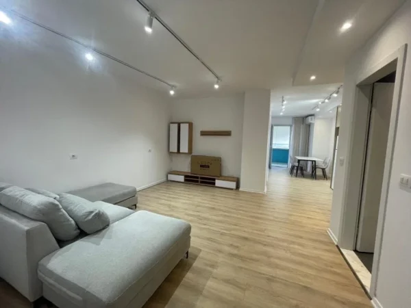 Tirane, jepet me qera apartament 1+1+Ballkon Kati 5, 76 m² 500 € (MATERNITETI I RI)