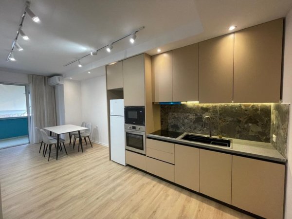 Tirane, jepet me qera apartament 1+1+Ballkon Kati 5, 76 m² 500 € (MATERNITETI I RI)