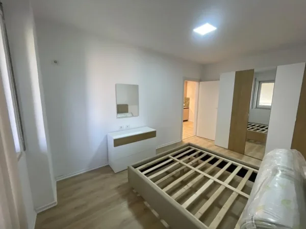 Tirane, jepet me qera apartament 1+1+Ballkon Kati 5, 76 m² 500 € (MATERNITETI I RI)