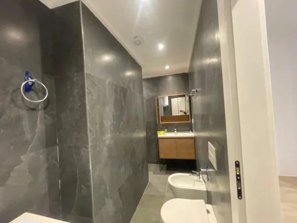 Tirane, jepet me qera apartament 1+1+Ballkon Kati 5, 76 m² 500 € (MATERNITETI I RI)