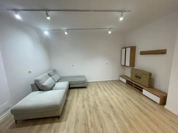 Tirane, jepet me qera apartament 1+1+Ballkon Kati 5, 76 m² 500 € (MATERNITETI I RI)