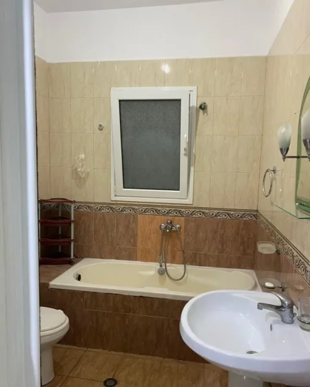 Tirane, jepet me qera apartament 1+1 Kati 1, 340 € 
