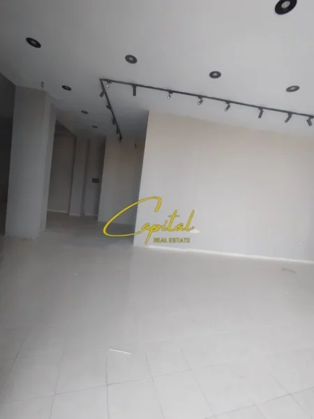 Tirane, jepet me qera dyqan Kati 0, 90 m² 1.200 € (YZBERISHT)