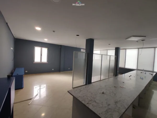 Tirane, jepet me qera zyre Kati 2, 220 m² 200.000 leke te reja  (farmacia 10)