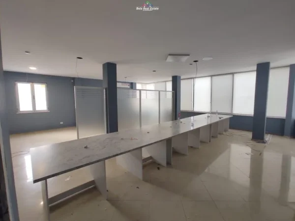 Tirane, jepet me qera zyre Kati 2, 220 m² 200.000 leke te reja  (farmacia 10)