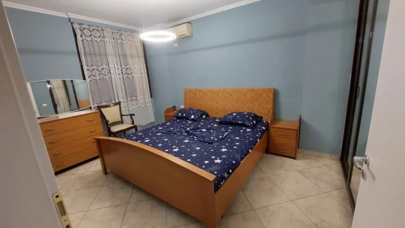 Tirane, jepet me qera apartament 3+1 Kati 10, 130 m² 800 € (rruga e kavajes)