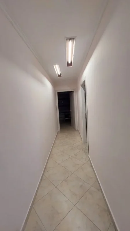 Tirane, jepet me qera apartament 3+1 Kati 10, 130 m² 800 € (rruga e kavajes)