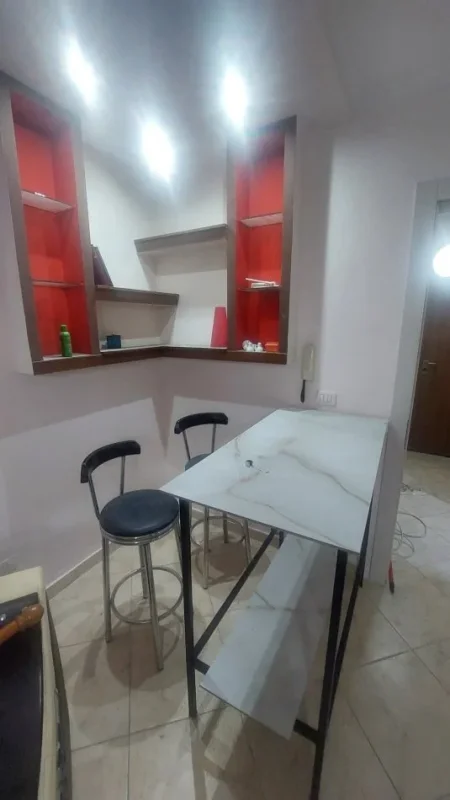 Tirane, jepet me qera apartament 3+1 Kati 10, 130 m² 800 € (rruga e kavajes)