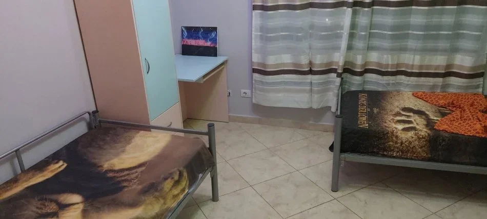 Tirane, jepet me qera apartament 3+1 Kati 10, 130 m² 800 € (rruga e kavajes)