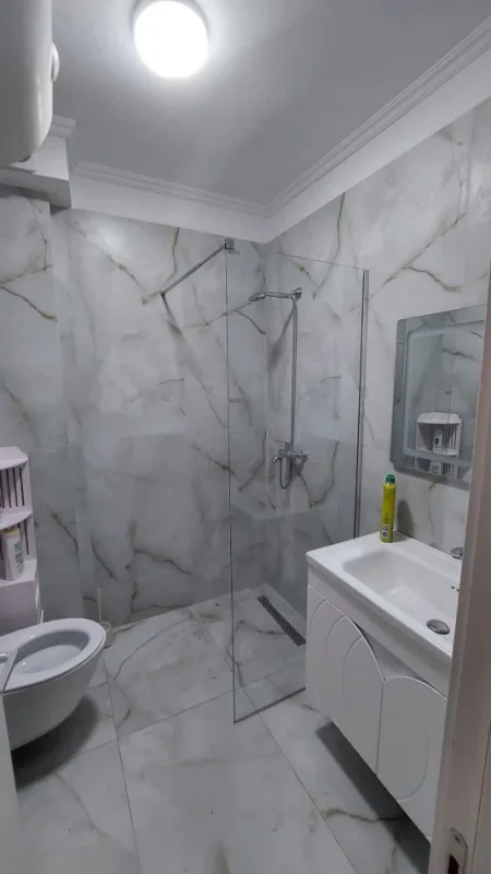 Tirane, jepet me qera apartament 3+1 Kati 10, 130 m² 800 € (rruga e kavajes)