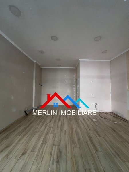 Tirane, jepet me qera ambjent biznesi Kati 0, 33 m² 500 € (KOMUNA E PARISIT)